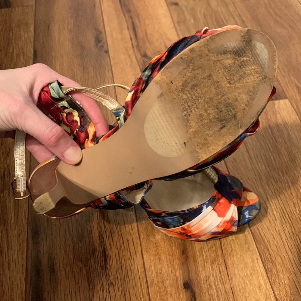Barely worn heels. - Picture 4 of 6